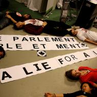 une photo de l'action "le parlement parle et ment/a lie for a lie" du CYD